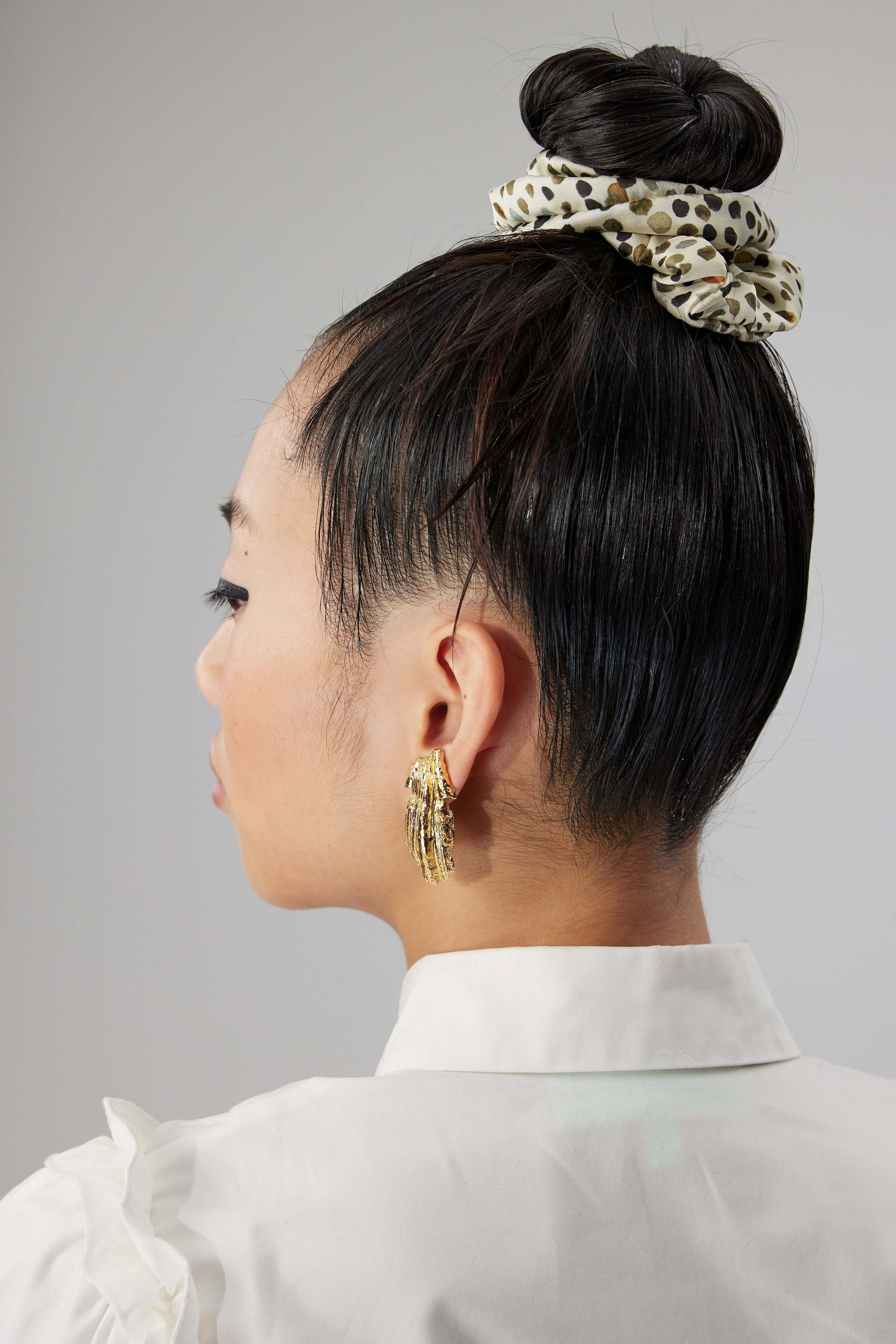 Scrunchie in white Panther print