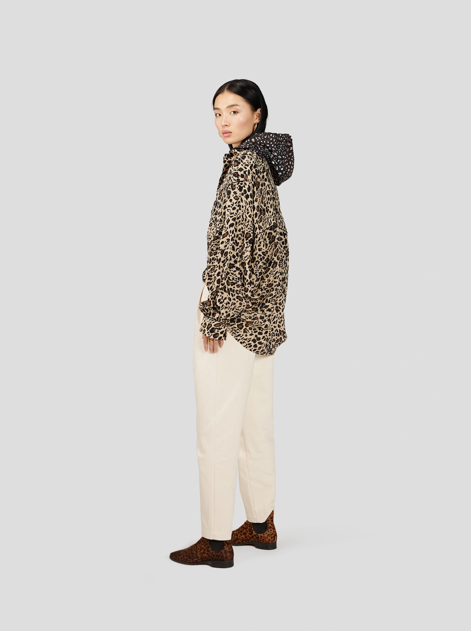 CHEMISE TASMAN EN IMPRIMÉ LEOPARD SOYEUX