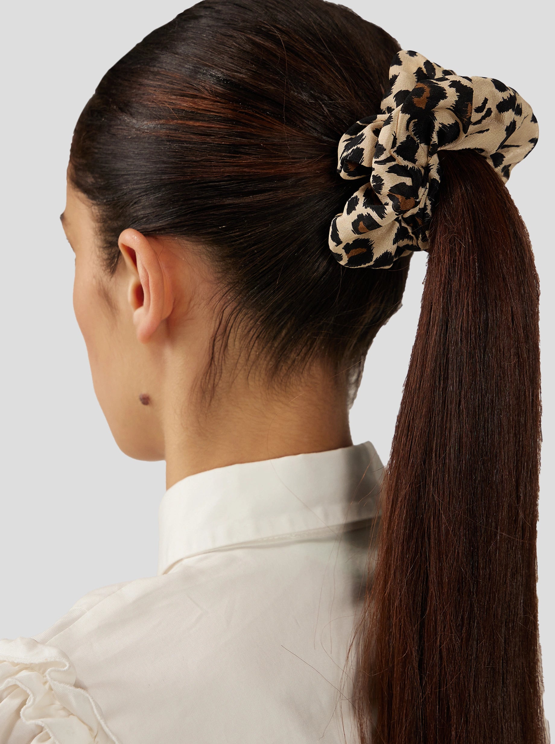 SCRUNCHIE IN SILKY LEOPARD PRINT