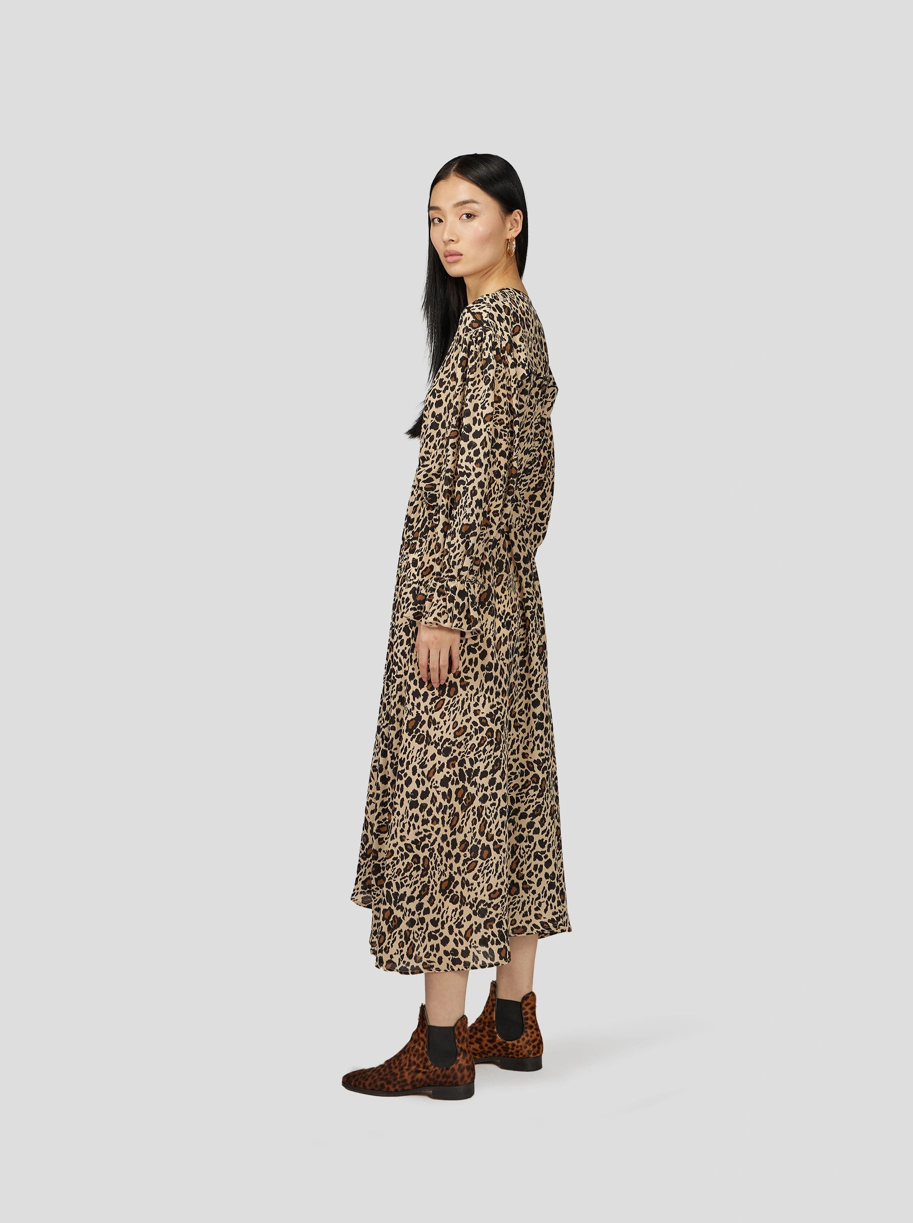 ROBE PILI EN IMPRIMÉ LEOPARD SOYEUX