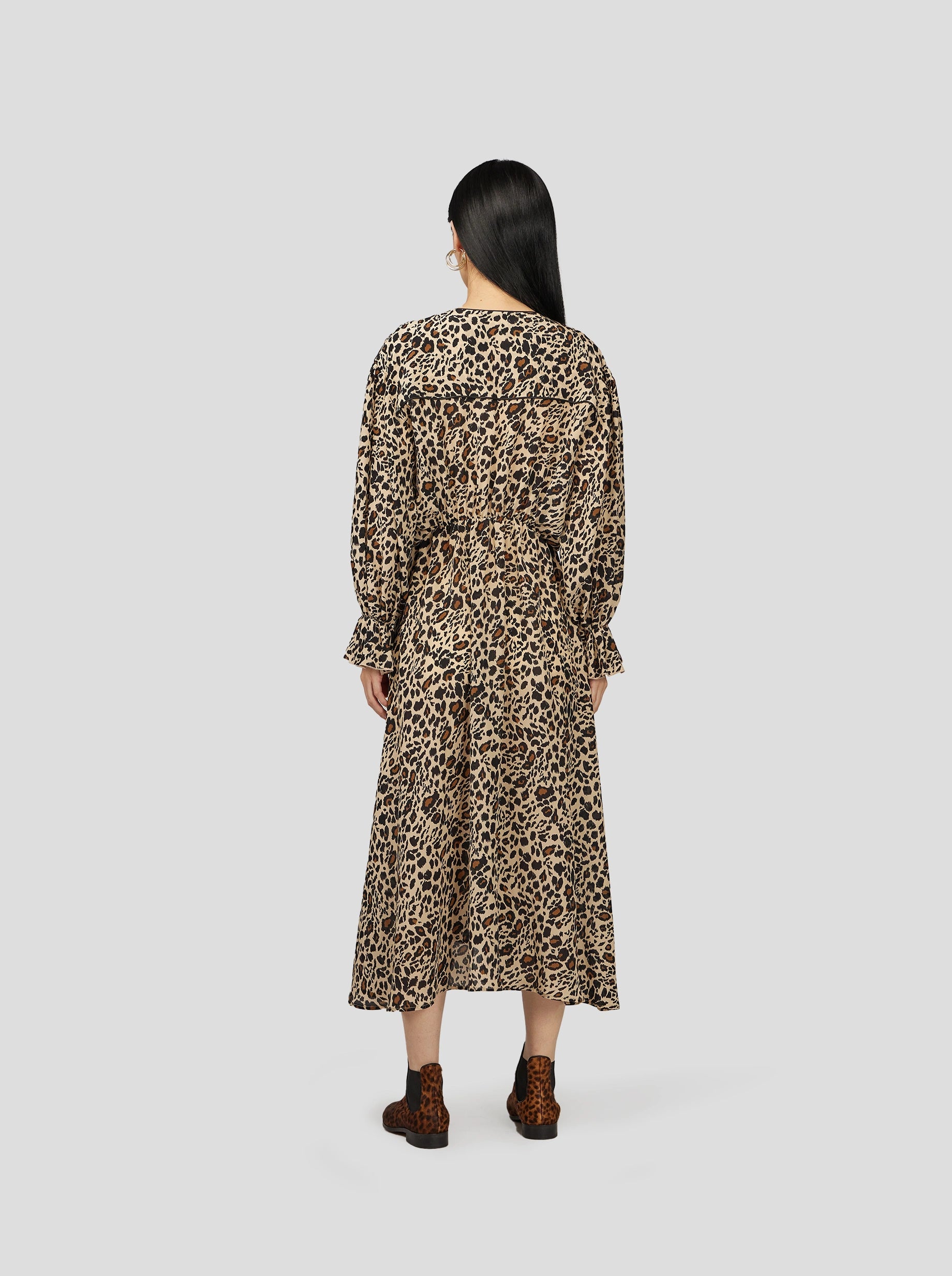 ROBE PILI EN IMPRIMÉ LEOPARD SOYEUX