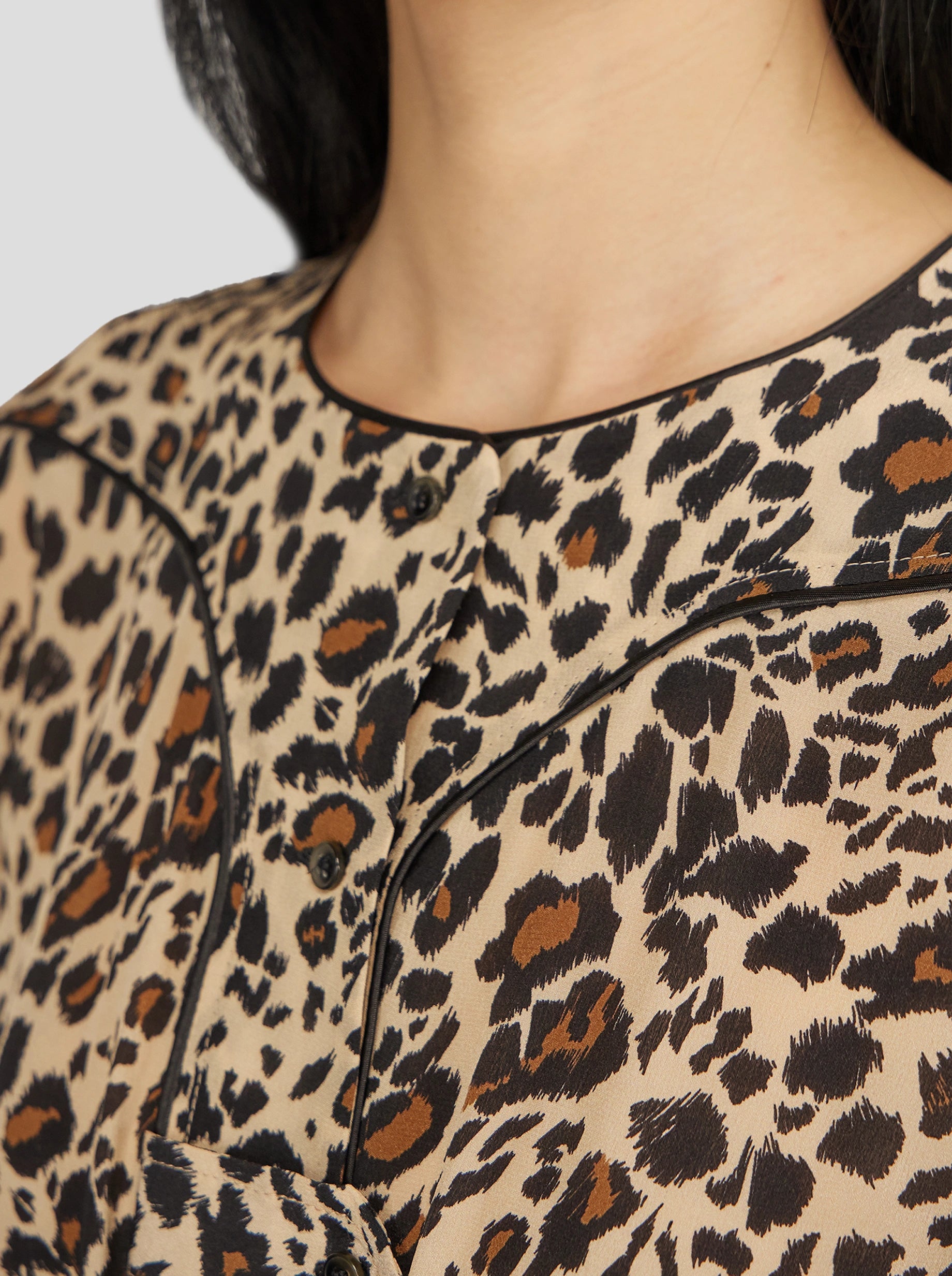 ROBE PILI EN IMPRIMÉ LEOPARD SOYEUX