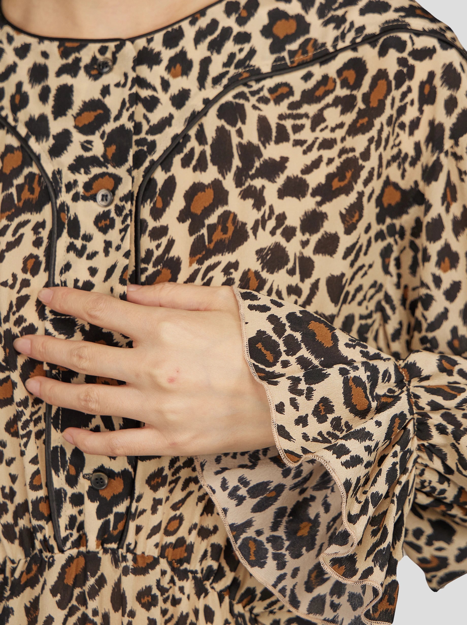 ROBE PILI EN IMPRIMÉ LEOPARD SOYEUX