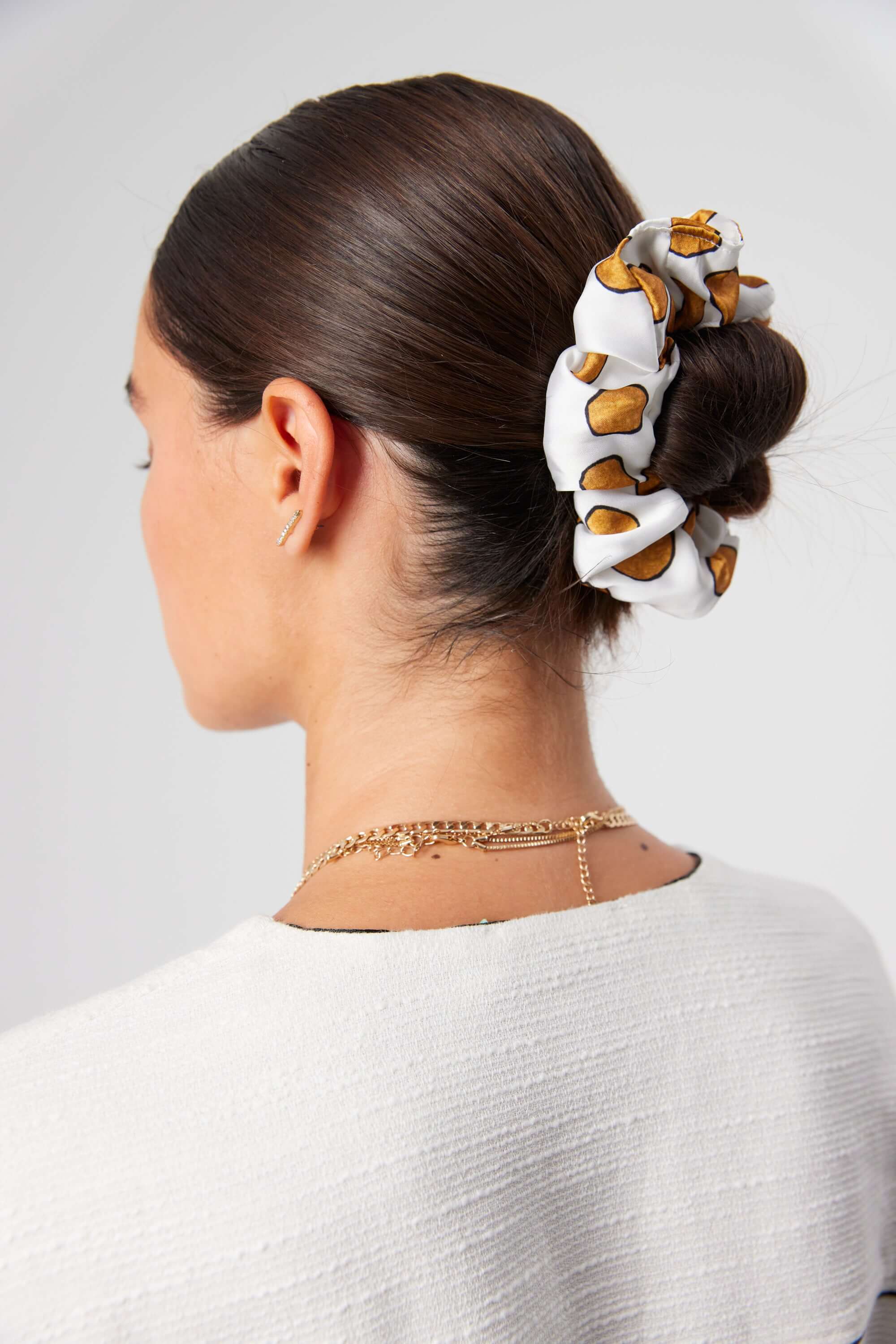 Scrunchie in white XXL Messy Dots | Heimstone