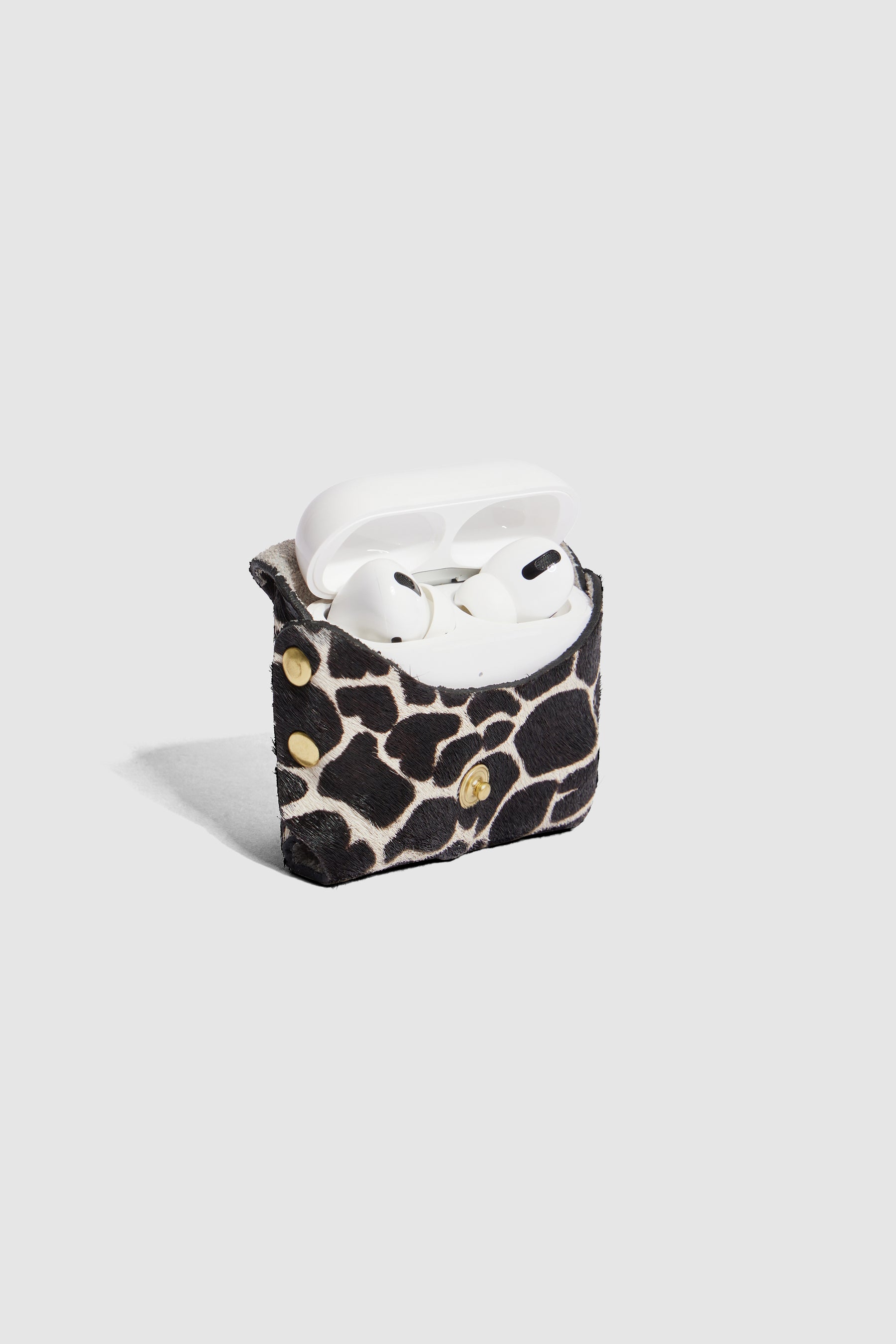 The Minis - Pro Airpods case in white Giraffe leather
